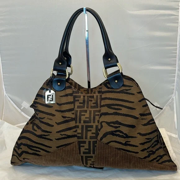 Fendi Devil Trapezio handbag - Picture 2 of 16